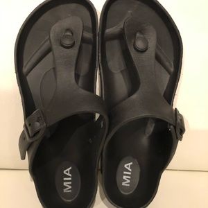 mia thong sandal